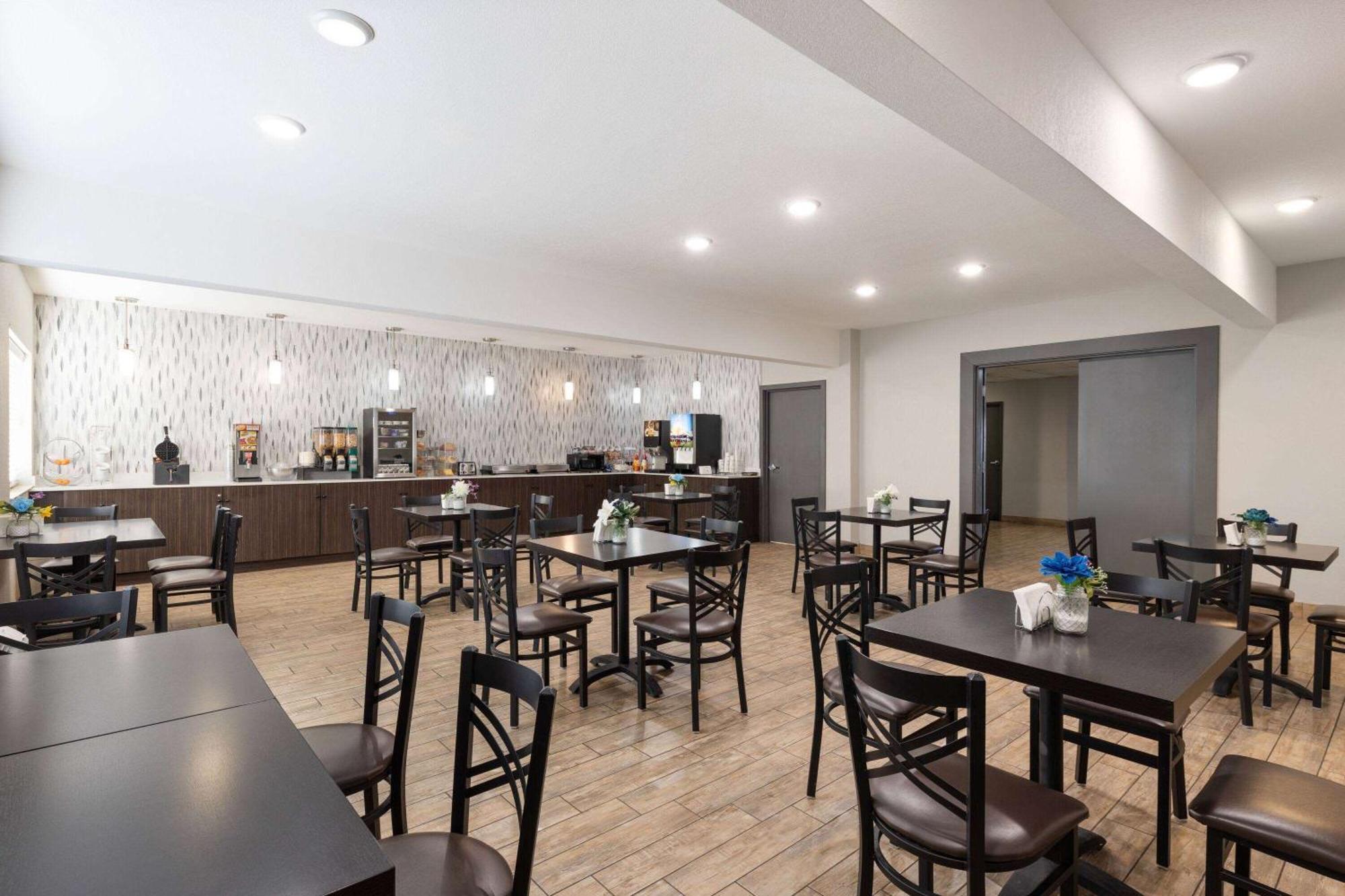 Baymont By Wyndham Moses Lake Exterior photo
