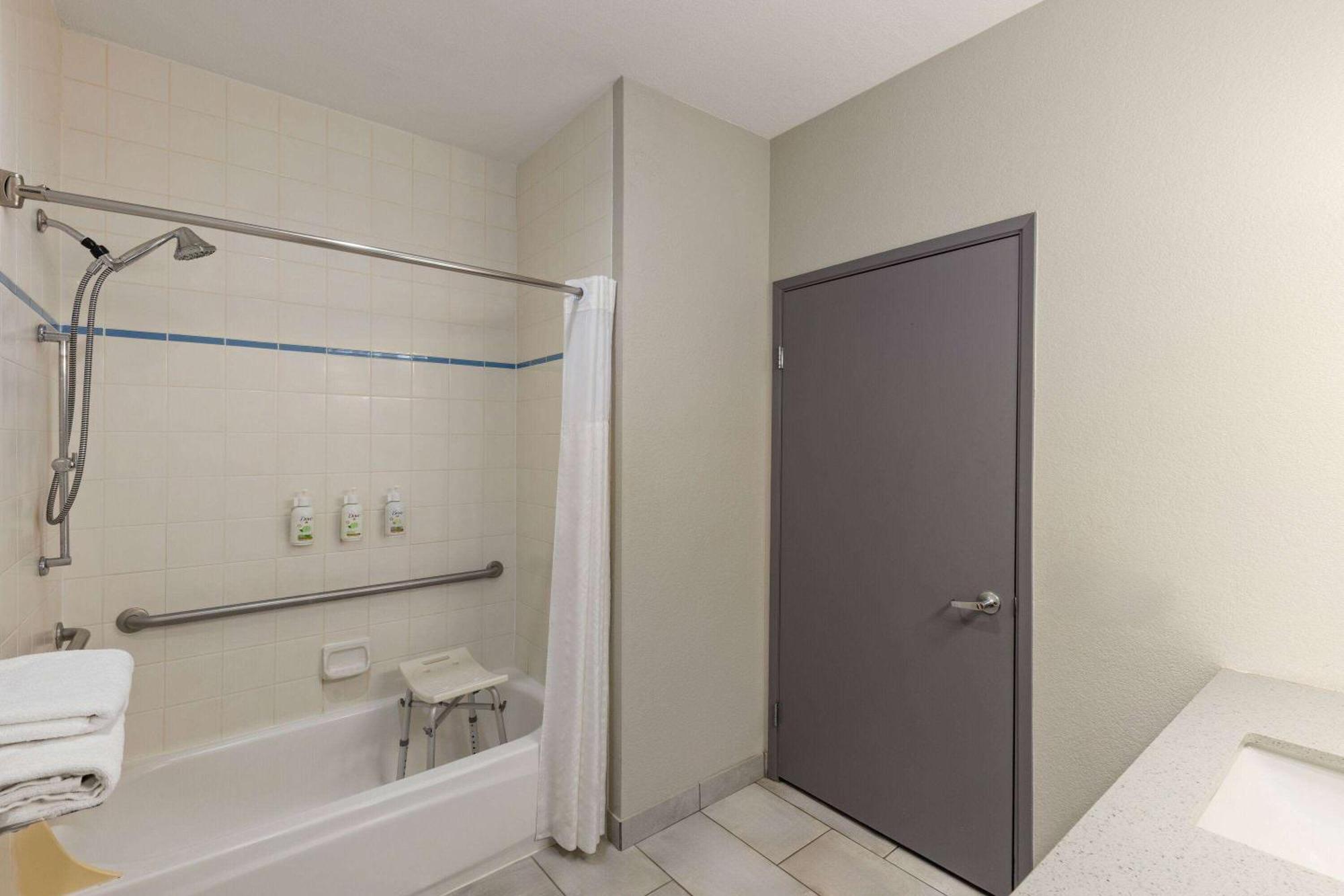 Baymont By Wyndham Moses Lake Exterior photo